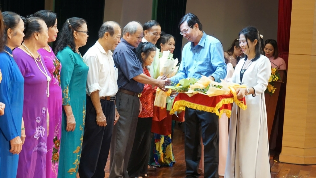 Biểu dương 100 người cao tuổi tiêu biểu nhân Ngày Quốc tế Người cao tuổi