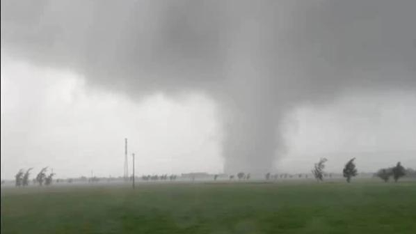 Dấu hiệu nhận biết dông lốc và cách phòng tránh