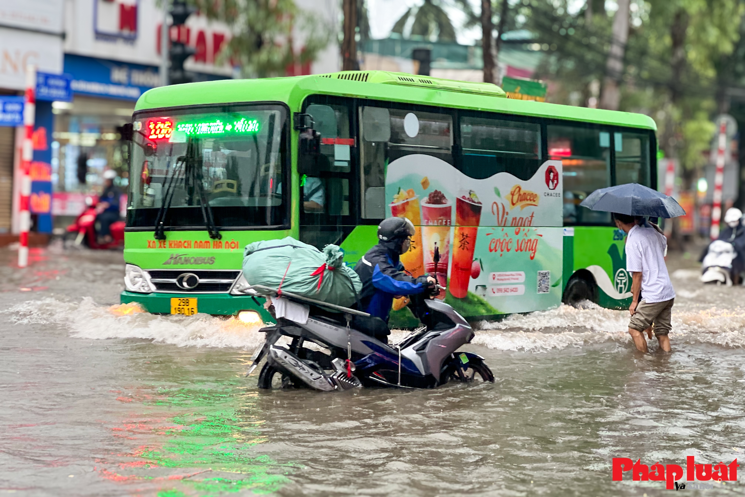Đường phố Hà Nội chìm trong biển nước do ảnh hưởng của hoàn lưu bão số 10