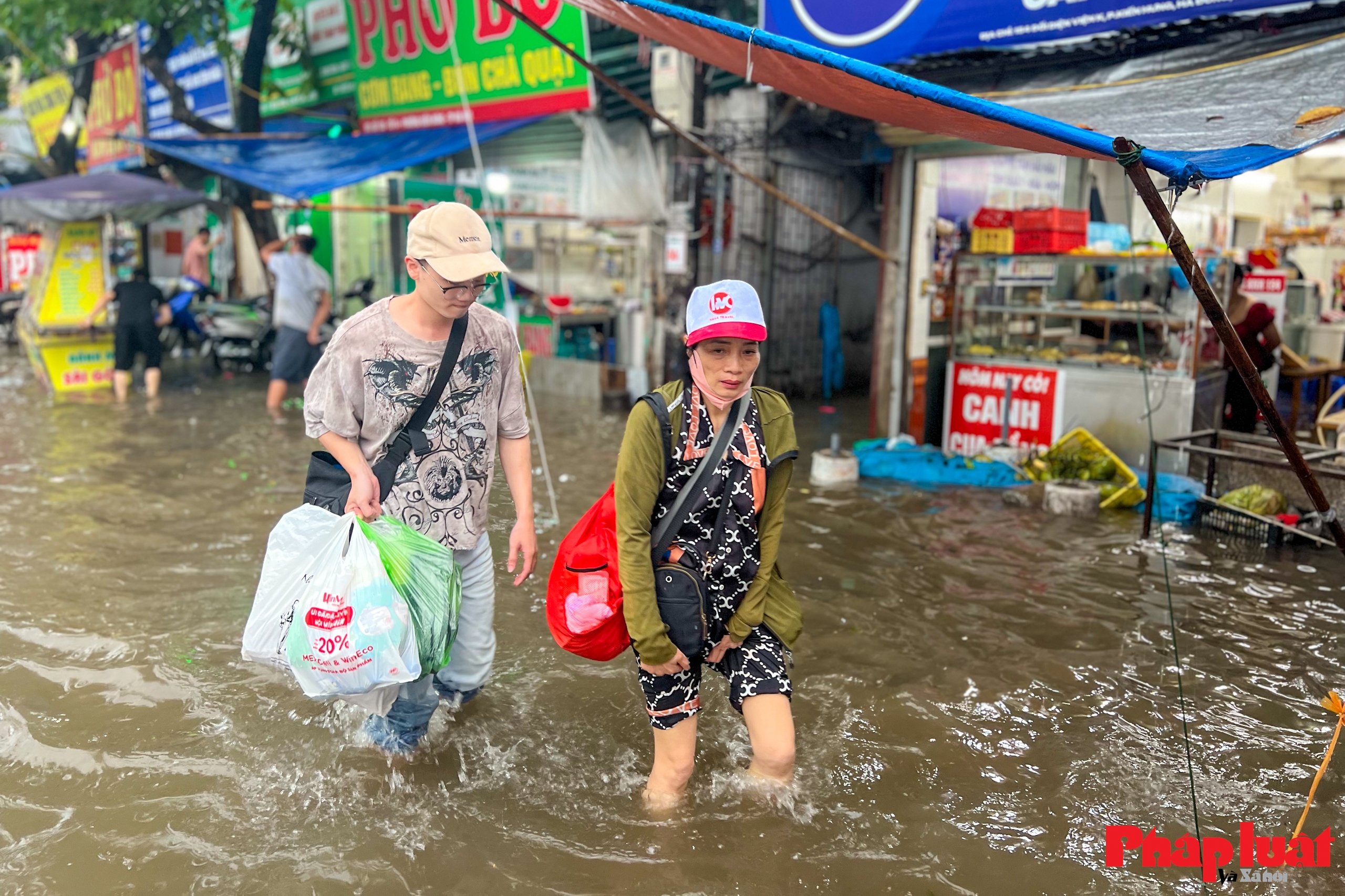 Đường phố Hà Nội chìm trong biển nước do ảnh hưởng của hoàn lưu bão số 10