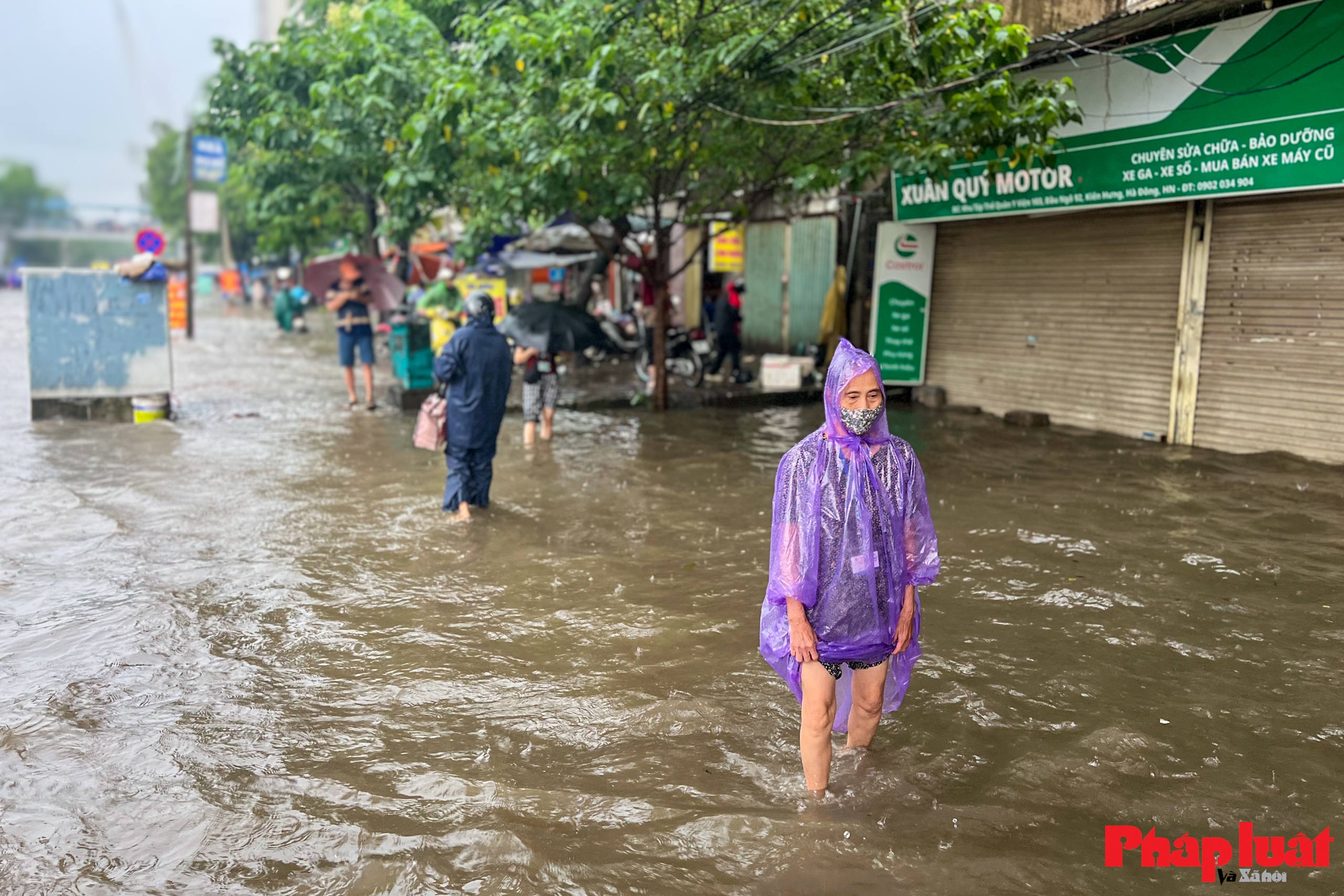 Đường phố Hà Nội chìm trong biển nước do ảnh hưởng của hoàn lưu bão số 10