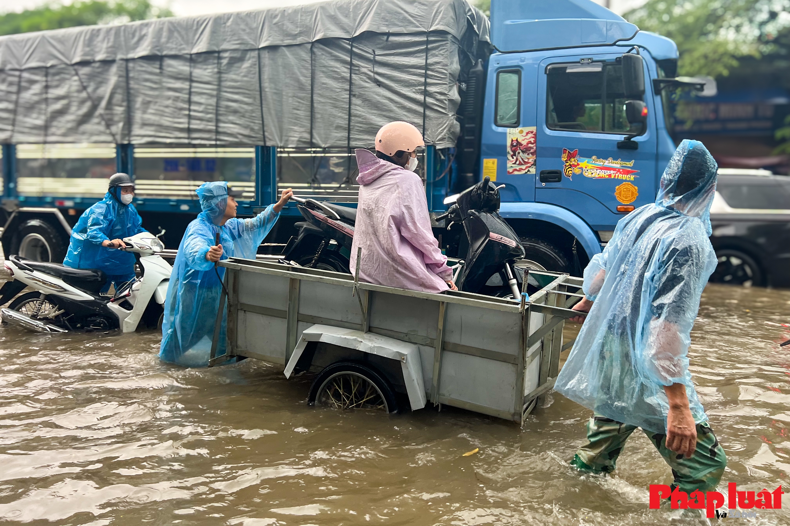 Đường phố Hà Nội chìm trong biển nước do ảnh hưởng của hoàn lưu bão số 10