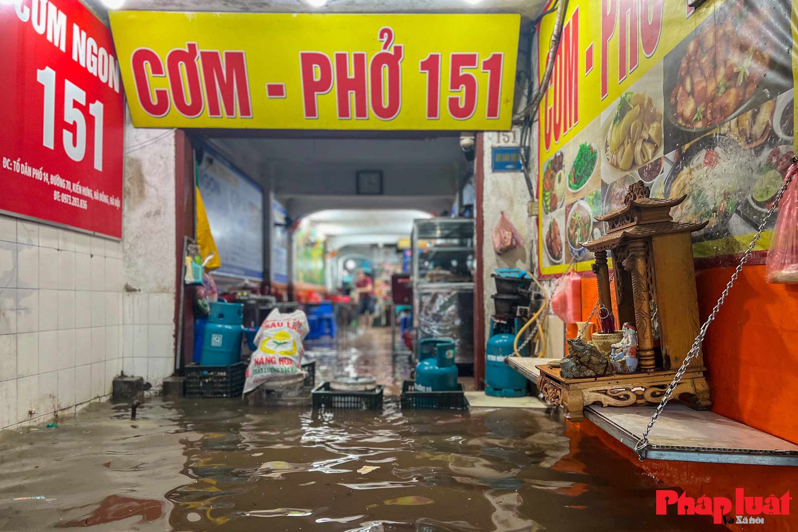 Đường phố Hà Nội chìm trong biển nước do ảnh hưởng của hoàn lưu bão số 10