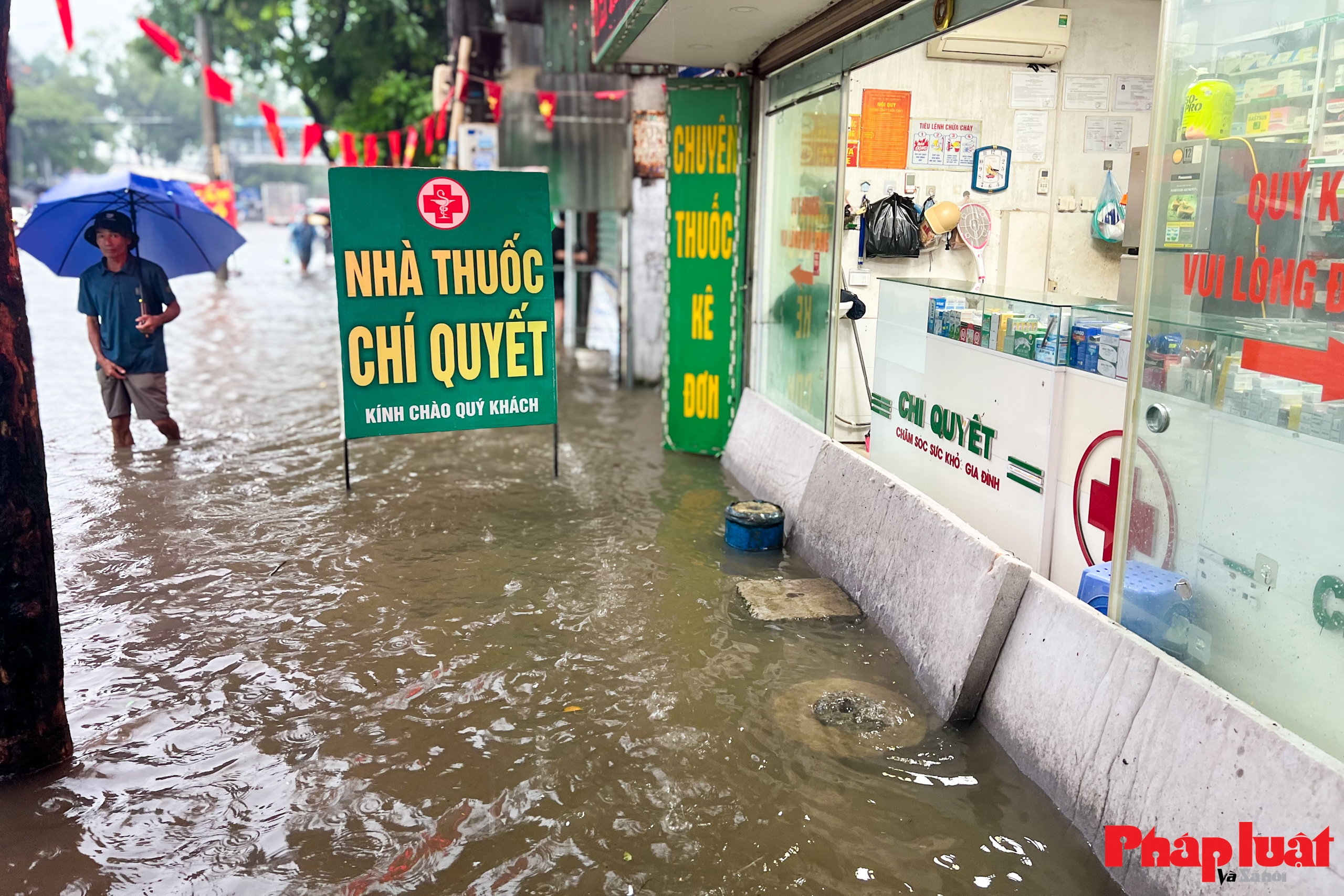 Đường phố Hà Nội chìm trong biển nước do ảnh hưởng của hoàn lưu bão số 10