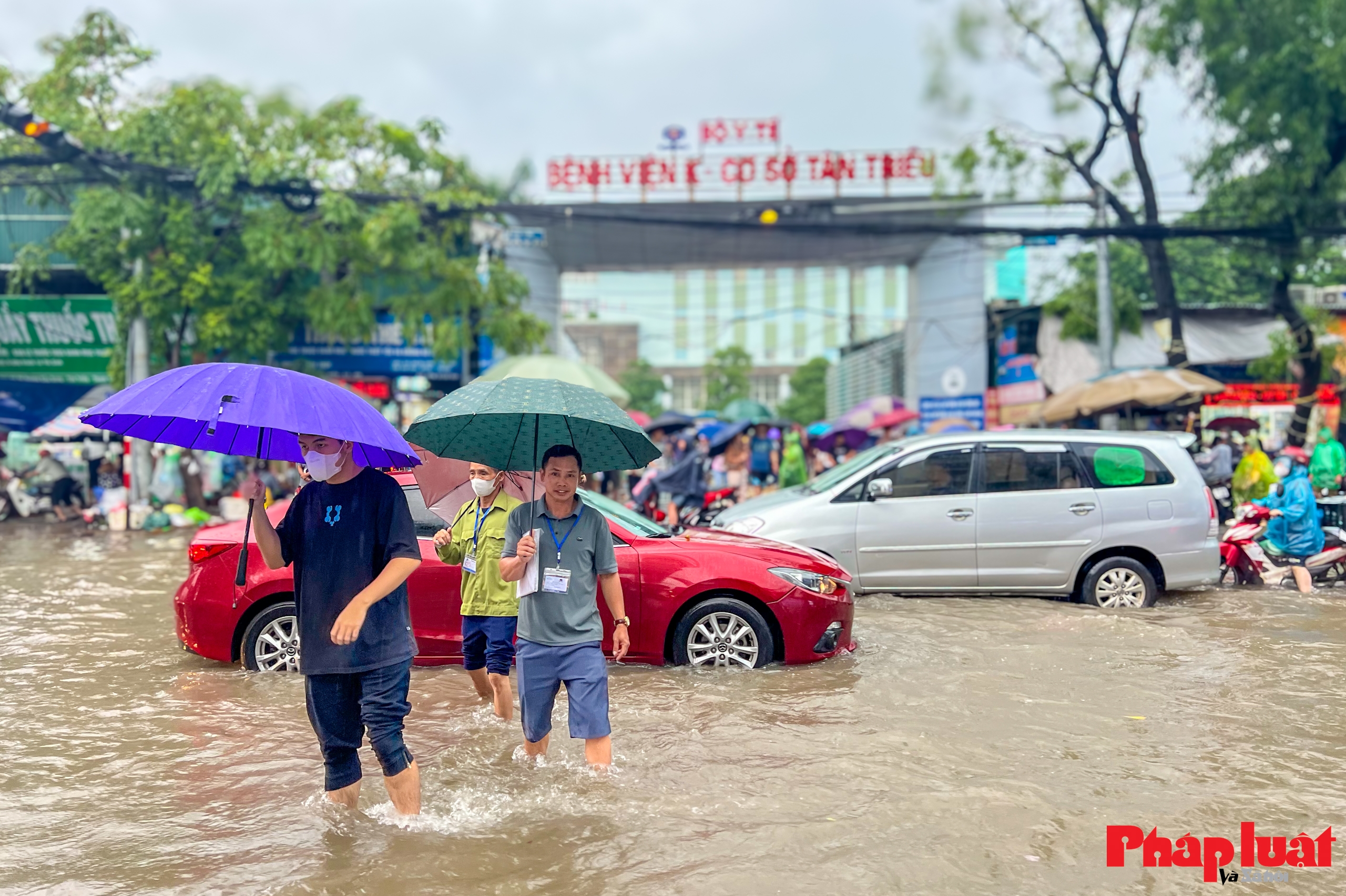 Đường phố Hà Nội chìm trong biển nước do ảnh hưởng của hoàn lưu bão số 10