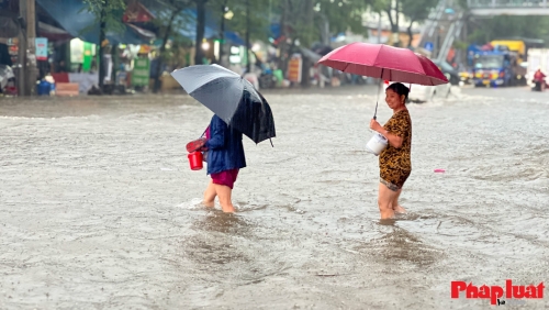 Đường phố Hà Nội chìm trong biển nước do ảnh hưởng của hoàn lưu bão số 10