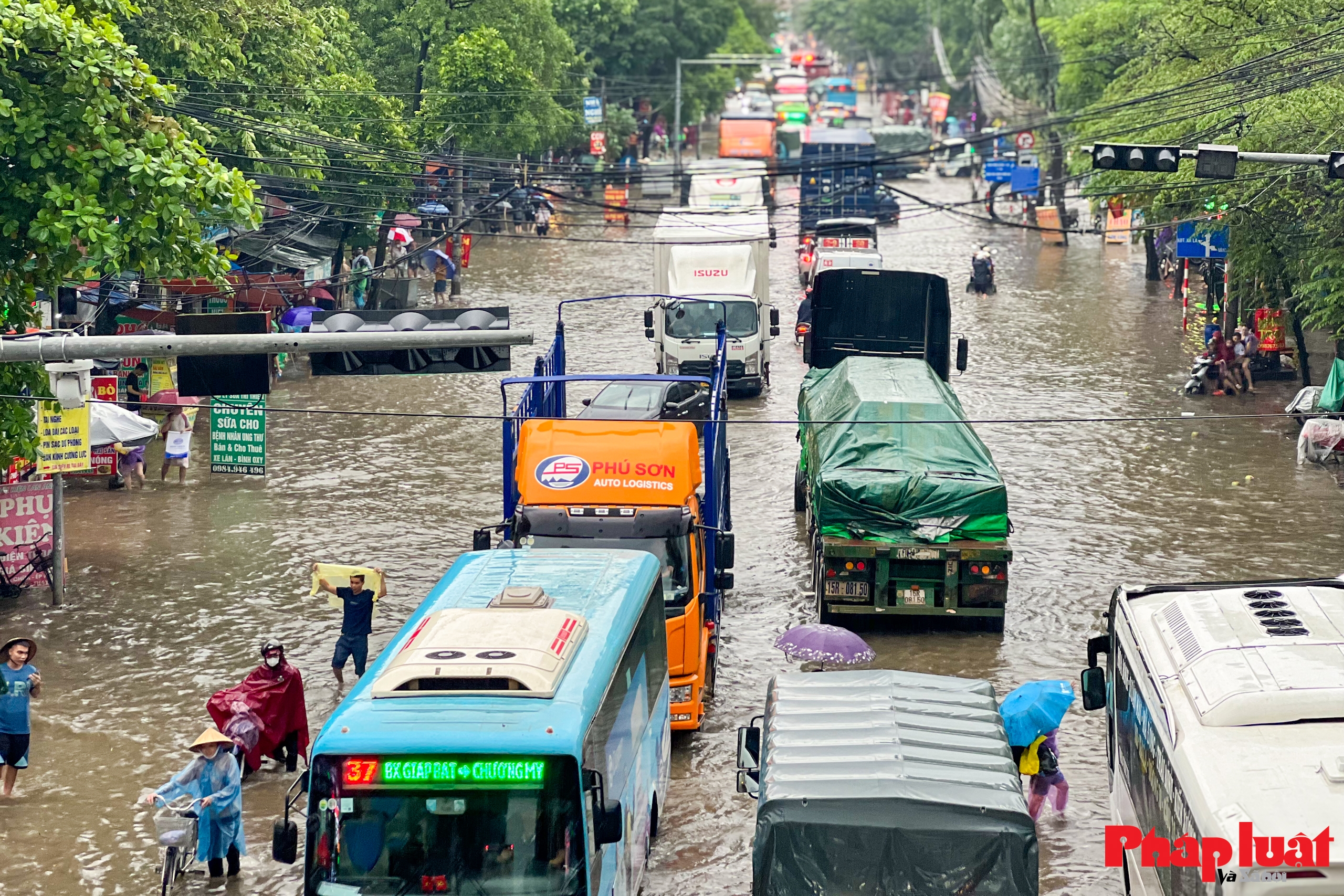 Đường phố Hà Nội chìm trong biển nước do ảnh hưởng của hoàn lưu bão số 10