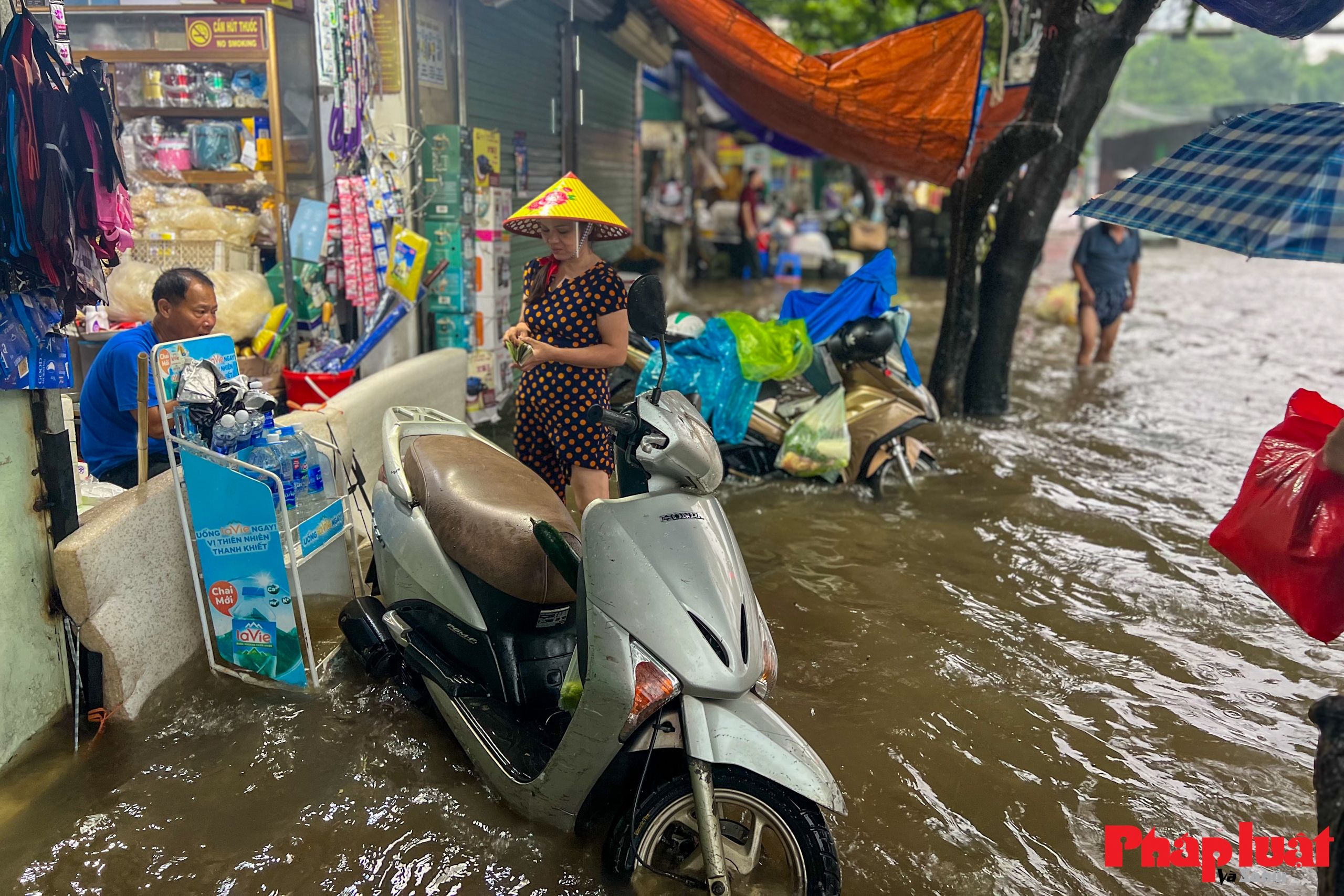 Đường phố Hà Nội chìm trong biển nước do ảnh hưởng của hoàn lưu bão số 10