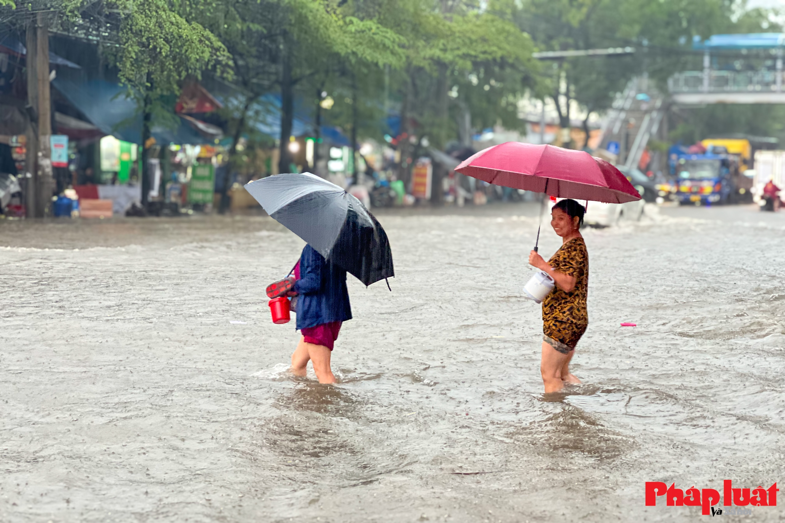 Đường phố Hà Nội chìm trong biển nước do ảnh hưởng của hoàn lưu bão số 10