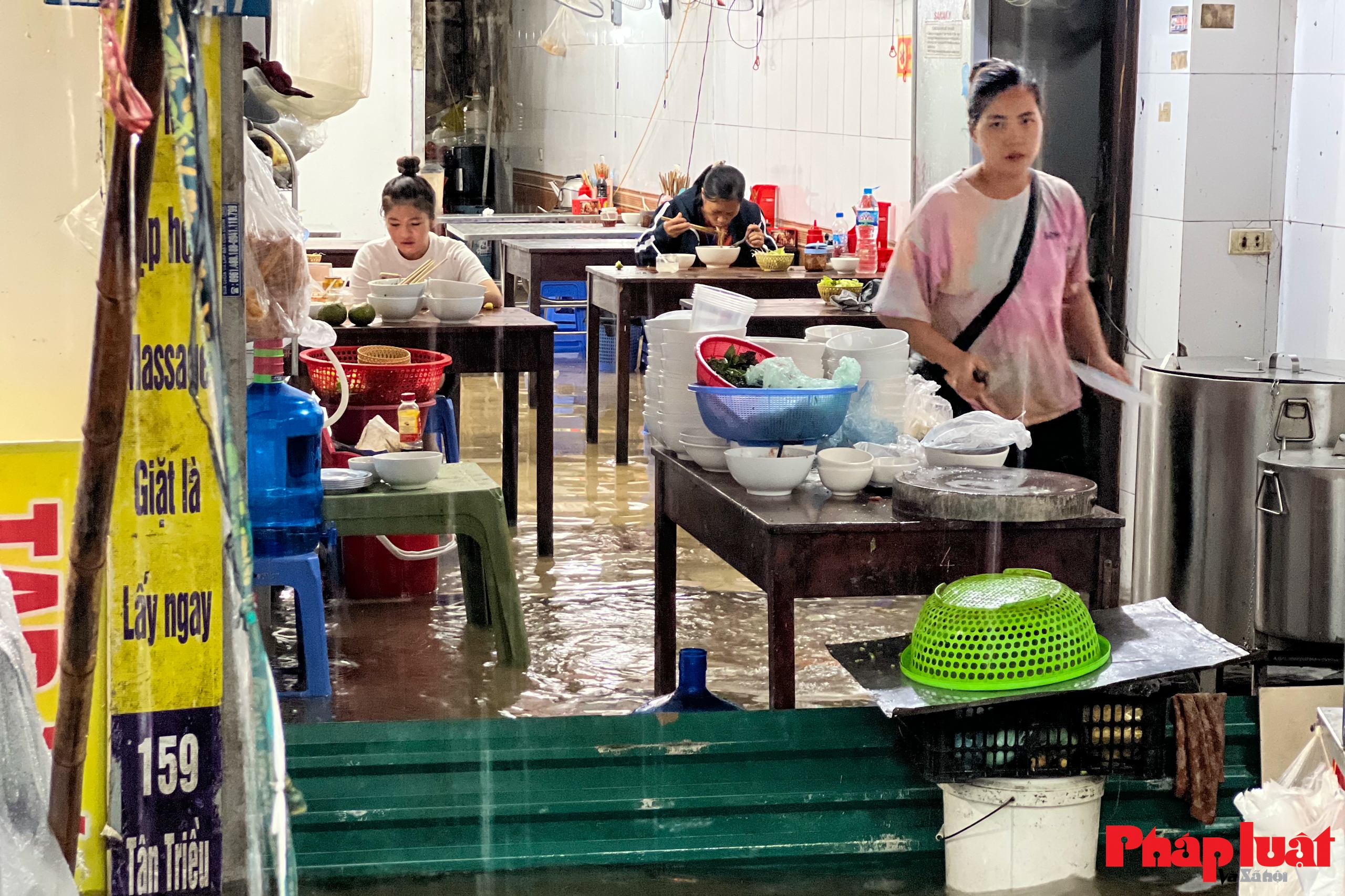 Đường phố Hà Nội chìm trong biển nước do ảnh hưởng của hoàn lưu bão số 10