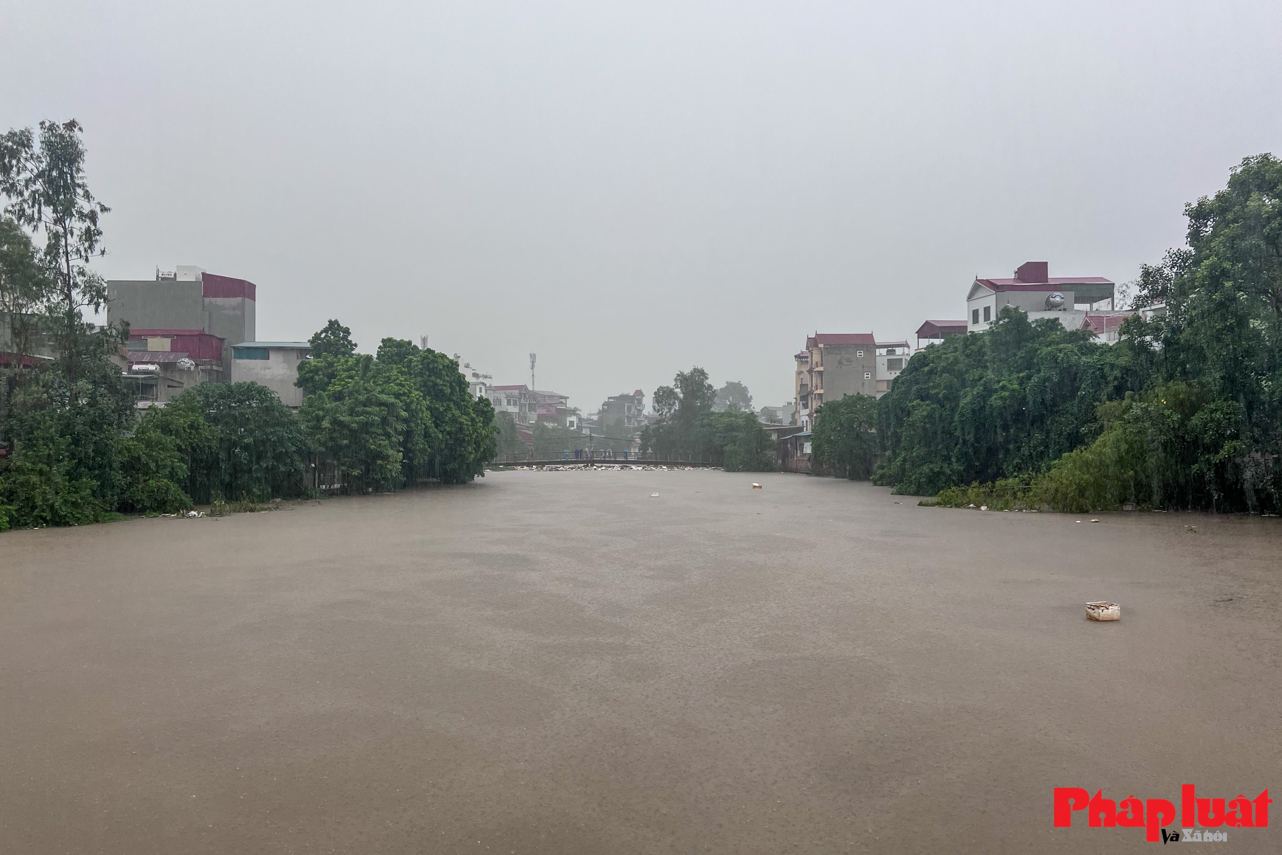 Đường phố Hà Nội chìm trong biển nước do ảnh hưởng của hoàn lưu bão số 10