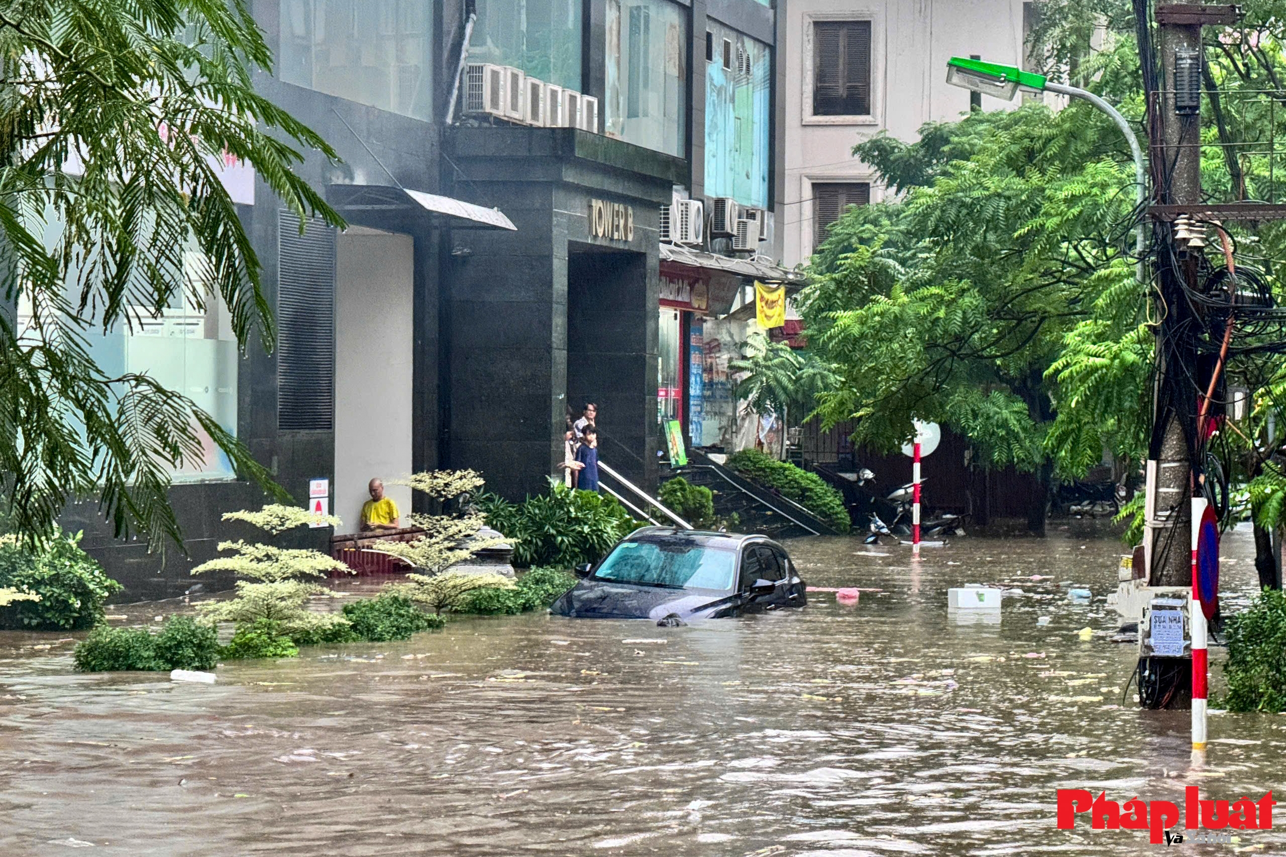 Đường phố Hà Nội chìm trong biển nước do ảnh hưởng của hoàn lưu bão số 10