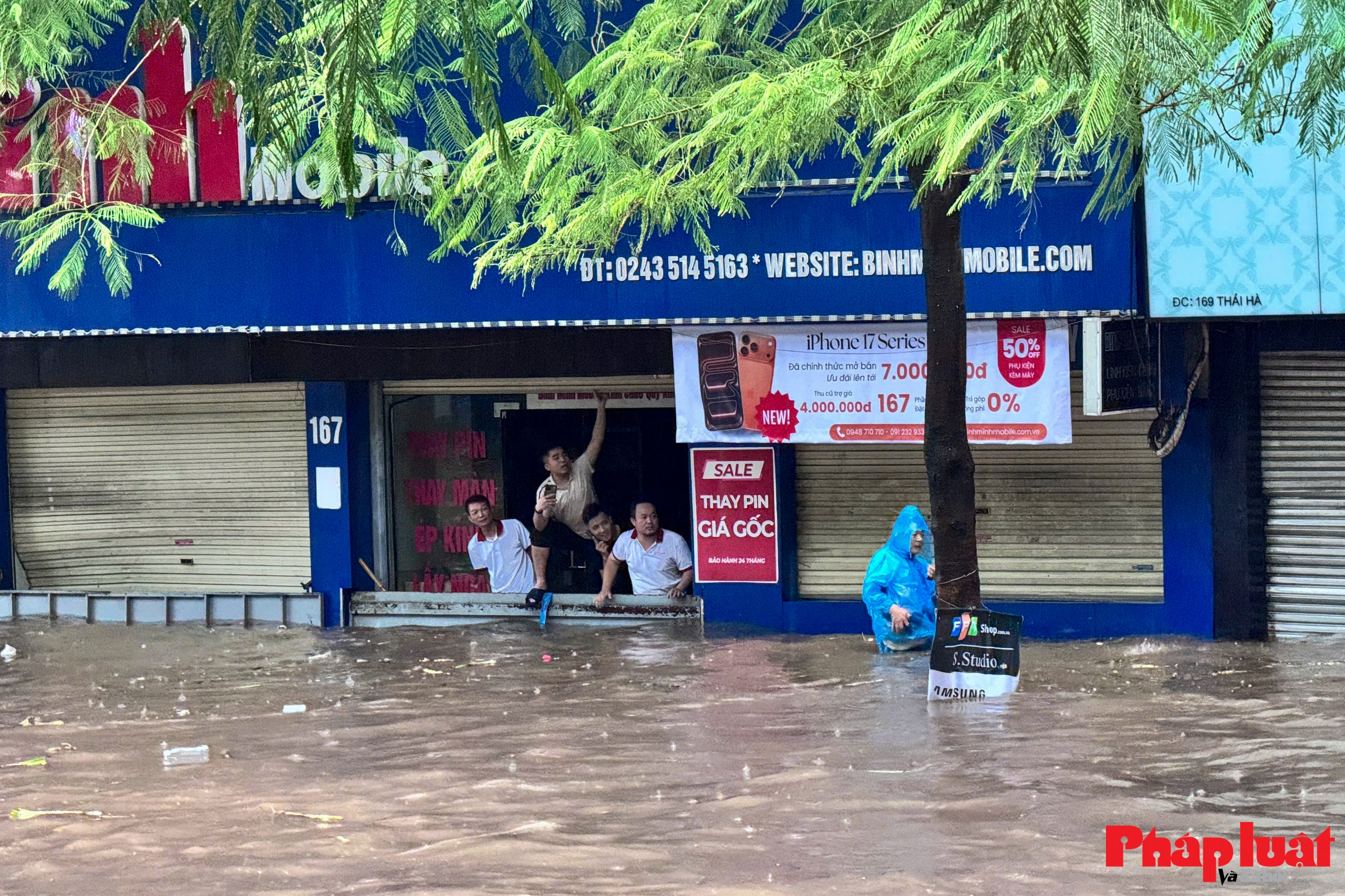 Đường phố Hà Nội chìm trong biển nước do ảnh hưởng của hoàn lưu bão số 10