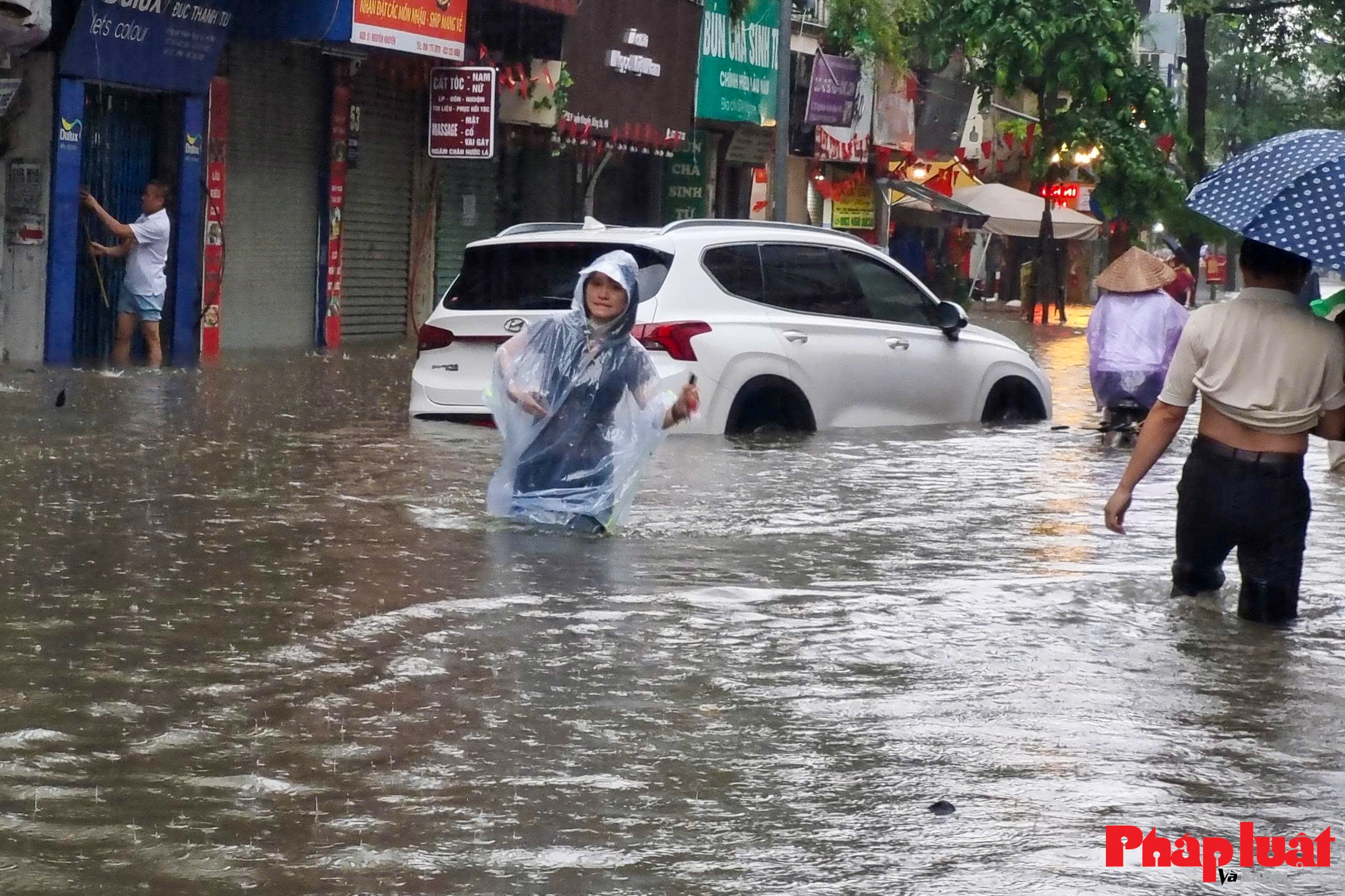 Đường phố Hà Nội chìm trong biển nước do ảnh hưởng của hoàn lưu bão số 10