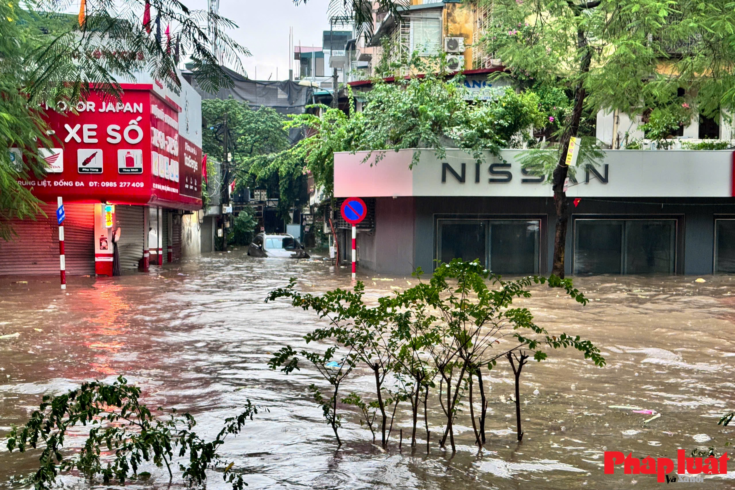 Đường phố Hà Nội chìm trong biển nước do ảnh hưởng của hoàn lưu bão số 10