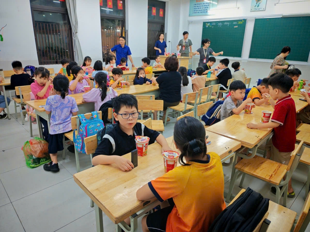 Trường TH Nguyễn Viết Xuân bố trí cho các cháu ăn trong lúc chờ bố mẹ đón Trường TH Nguyễn Viết Xuân bố trí cho các cháu ăn trong lúc chờ bố mẹ đón