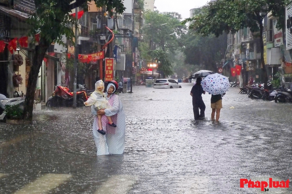 Hà Nội tiếp tục có mưa, có nơi mưa rất to. Ảnh: Khánh Huy