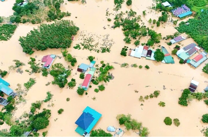 tỉnh Nghệ An liên tục hứng mưa lớn và chịu cảnh ngập lụt trên diện rộng. tỉnh Nghệ An liên tục hứng mưa lớn và chịu cảnh ngập lụt trên diện rộng.