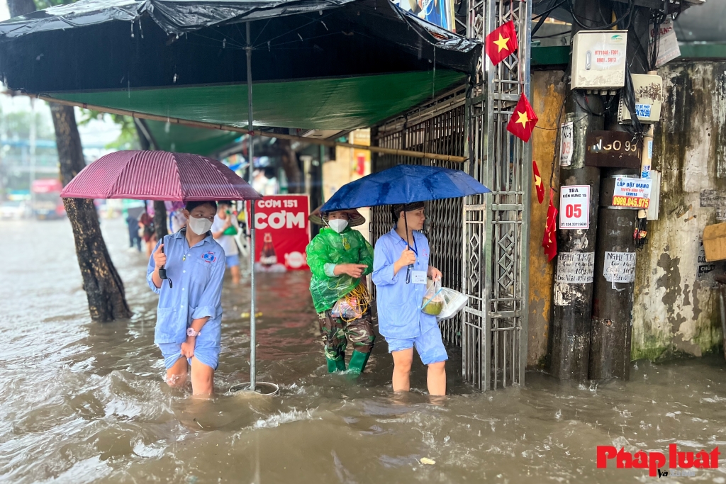 Đường phố Hà Nội chìm trong biển nước do ảnh hưởng của hoàn lưu bão số 10 Đường phố Hà Nội chìm trong biển nước do ảnh hưởng của hoàn lưu bão số 10