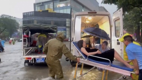 Hỗ trợ đưa sản phụ đi cấp cứu do sinh non trong ngày mưa bão