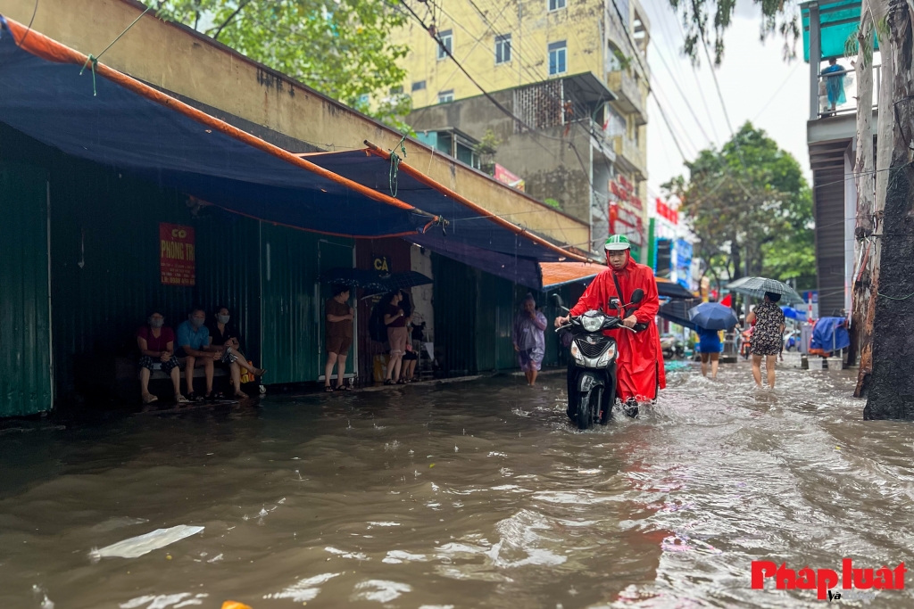 Hà Nội vẫn còn nhiều điểm ngập úng sau mưa lớn, giao thông nội đô gặp khó khăn
