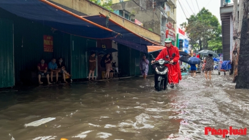 Hà Nội vẫn còn nhiều điểm ngập úng sau mưa lớn, giao thông nội đô gặp khó khăn