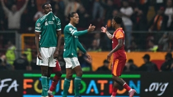 Liverpool thua sốc Galatasaray, HLV Arne Slot đối diện áp lực lớn tại Champions League