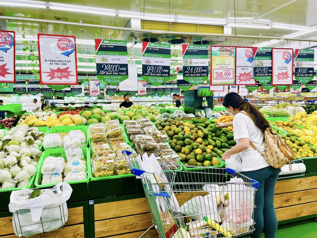 Người dân mua sắm tại MM Mega Market Người dân mua sắm tại MM Mega Market