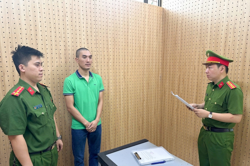 Cơ quan Cảnh sát điều tra Công an tỉnh Sơn La tống đạt quyết định và lệnh đối với Nguyễn Anh Thế. Ảnh: CQCA