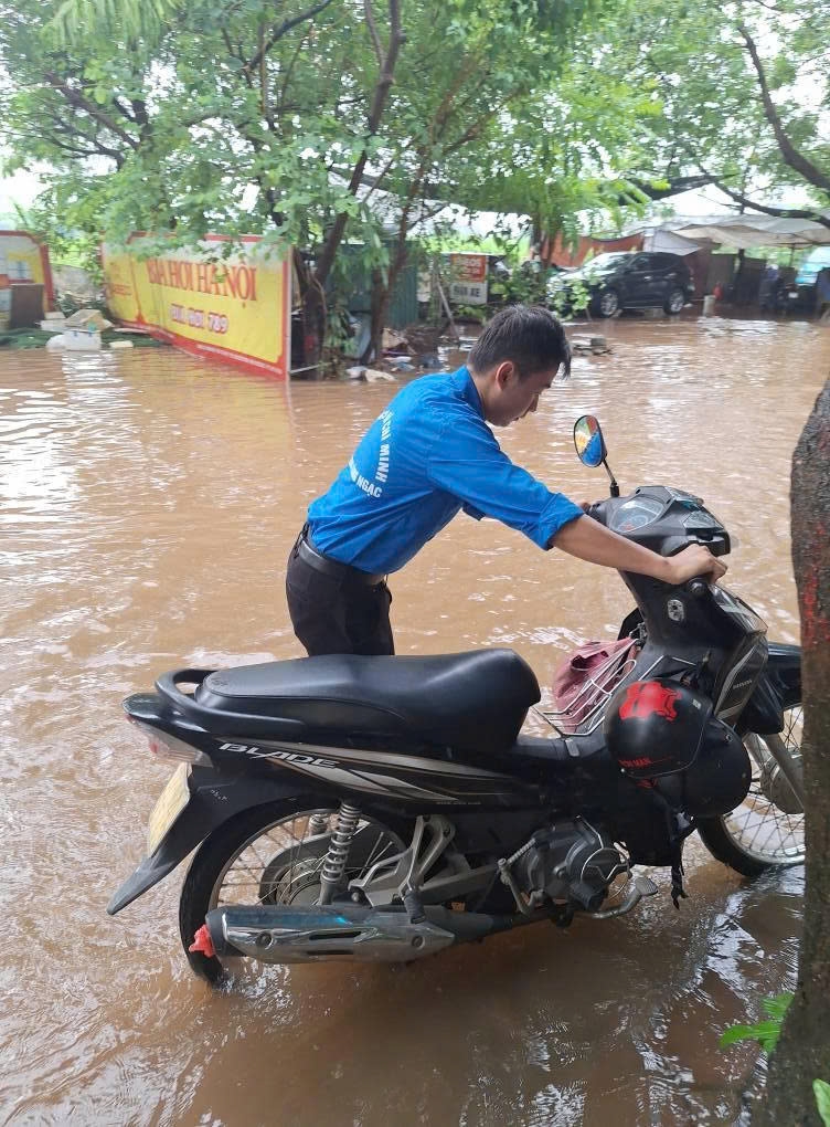 Thanh niên Thủ đô đắp đê ngăn lũ, hỗ trợ Nhân dân khắc phục hậu quả sau cơn bão số 10