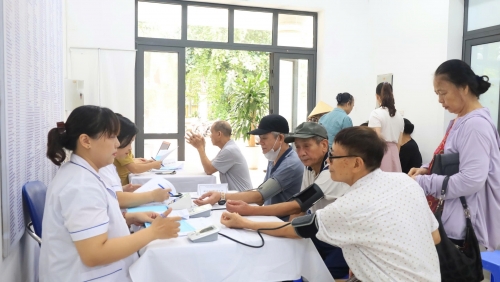 Phường Khương Đình tổ chức khám sức khỏe cho người cao tuổi