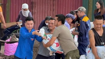 Thanh niên Thủ đô đắp đê ngăn lũ, hỗ trợ Nhân dân khắc phục hậu quả sau cơn bão số 10