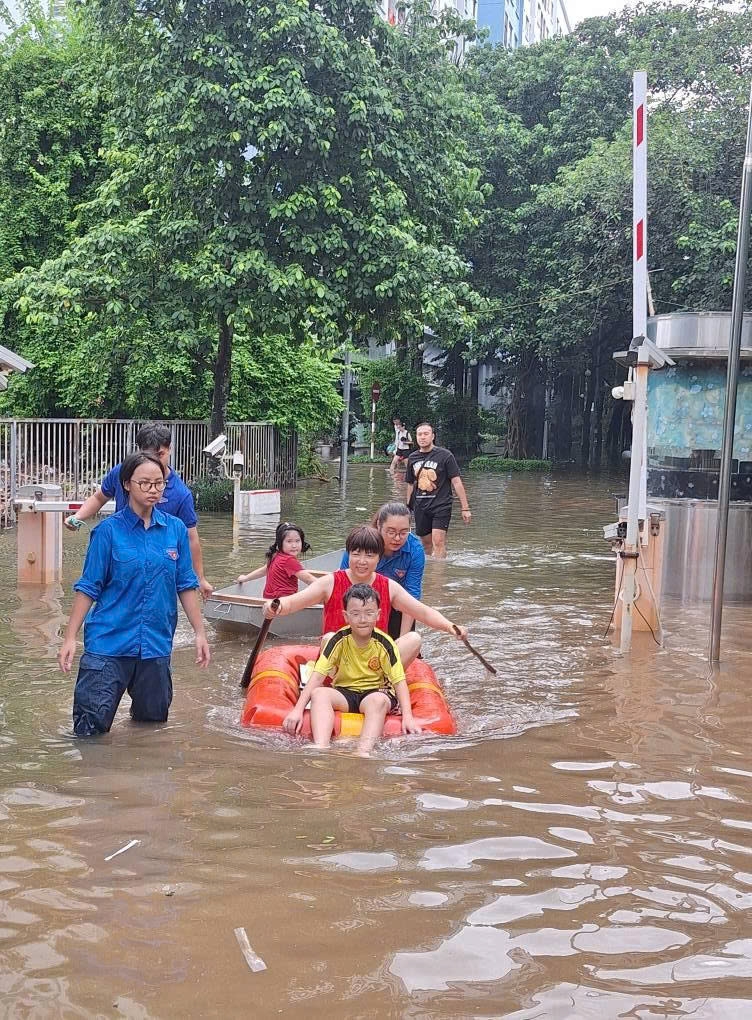 Thanh niên Thủ đô đắp đê ngăn lũ, hỗ trợ Nhân dân khắc phục hậu quả sau cơn bão số 10