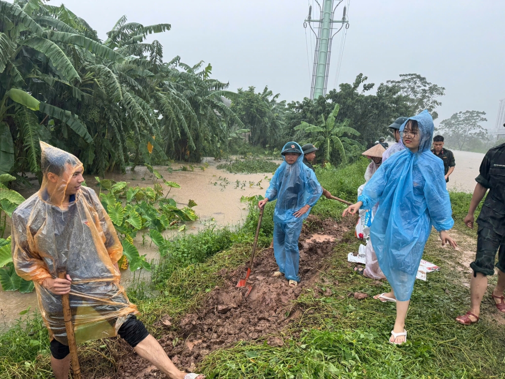 Thanh niên Thủ đô đắp đê ngăn lũ, hỗ trợ Nhân dân khắc phục hậu quả sau cơn bão số 10
