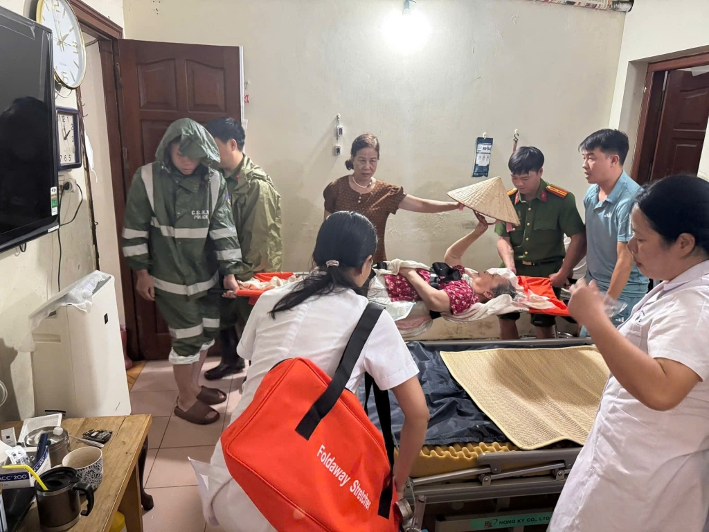 Thanh niên Thủ đô đắp đê ngăn lũ, hỗ trợ Nhân dân khắc phục hậu quả sau cơn bão số 10