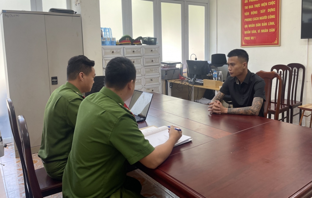 Đối tượng Nguyễn Đắc Sơn tại cơ quan công an. Ảnh: CQCA