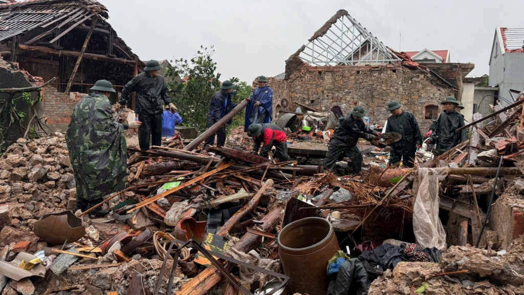 Khẩn trương triển khai công tác khắc phục hậu quả bão số 10 và mưa lũ sau bão