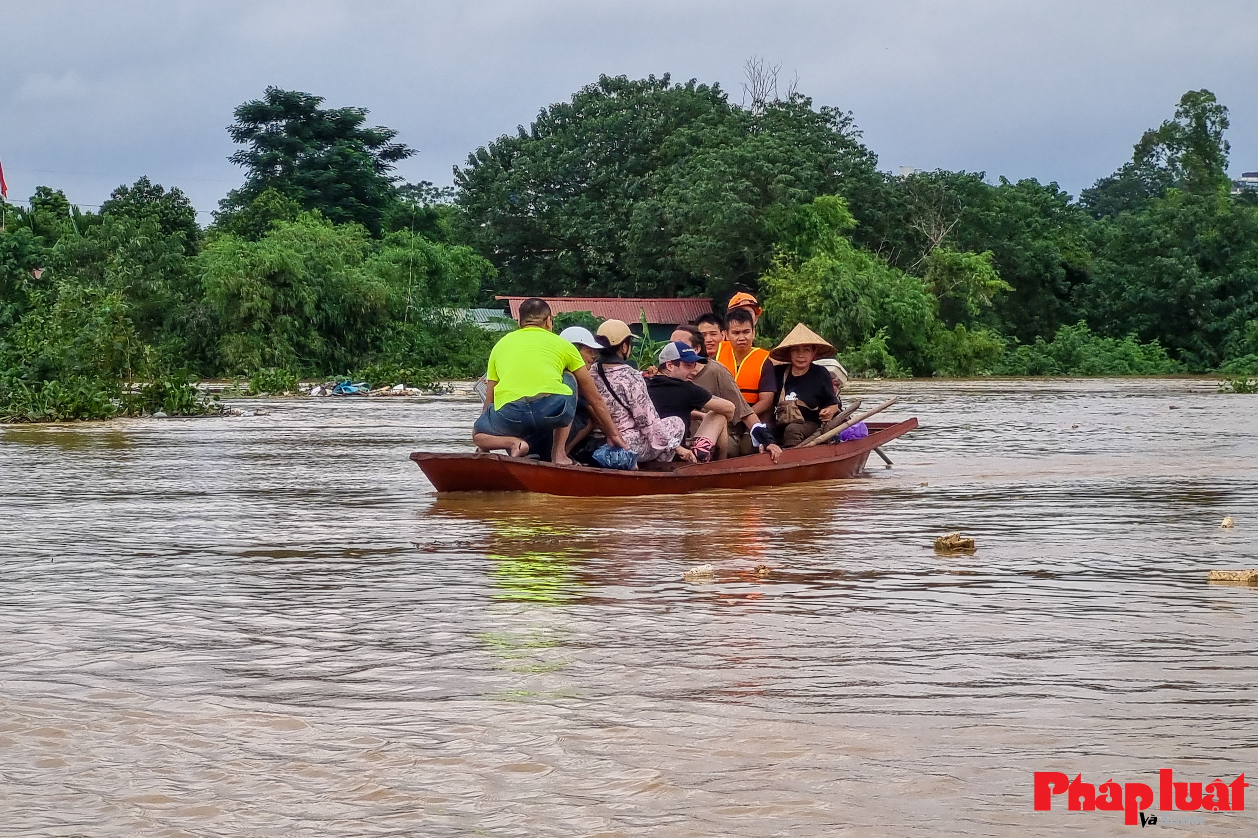 Mưa lớn ngập sâu, nhiều khu vực bãi giữa sông Hồng Hà Nội bị cô lập