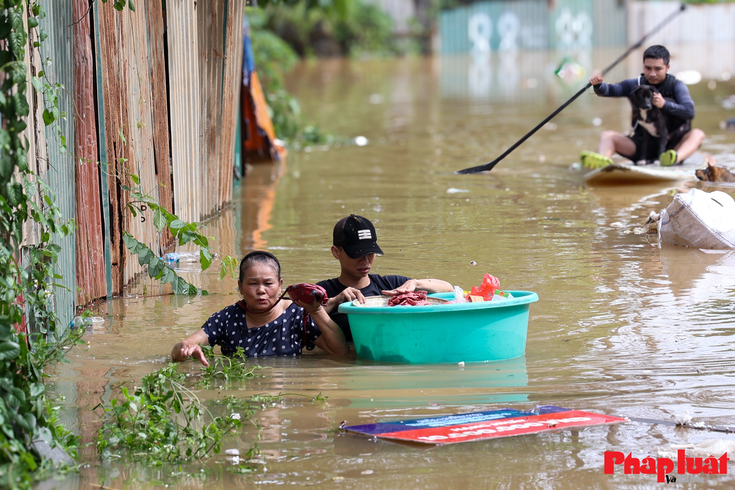 Mưa lớn ngập sâu, nhiều khu vực bãi giữa sông Hồng Hà Nội bị cô lập