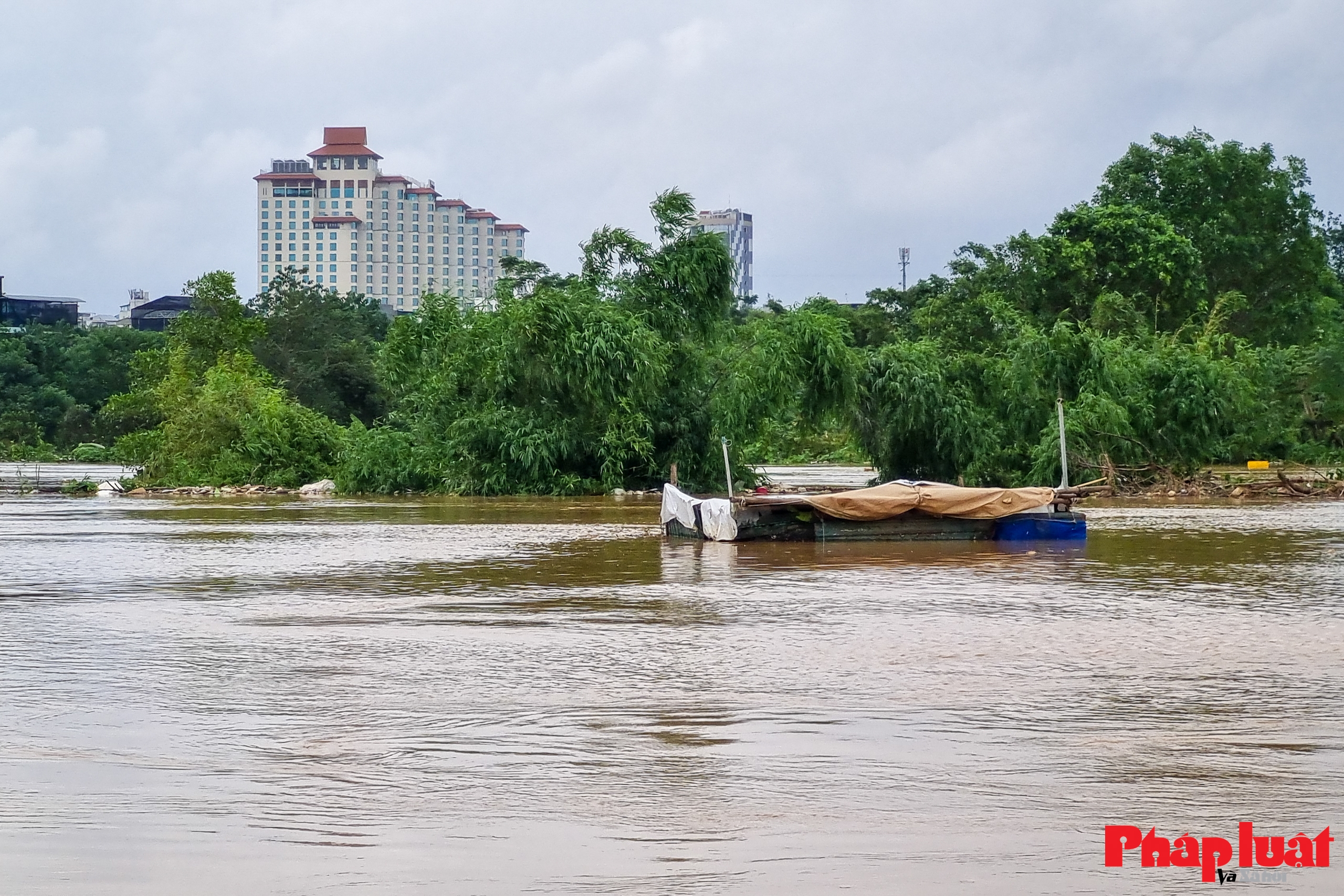 Mưa lớn ngập sâu, nhiều khu vực bãi giữa sông Hồng Hà Nội bị cô lập