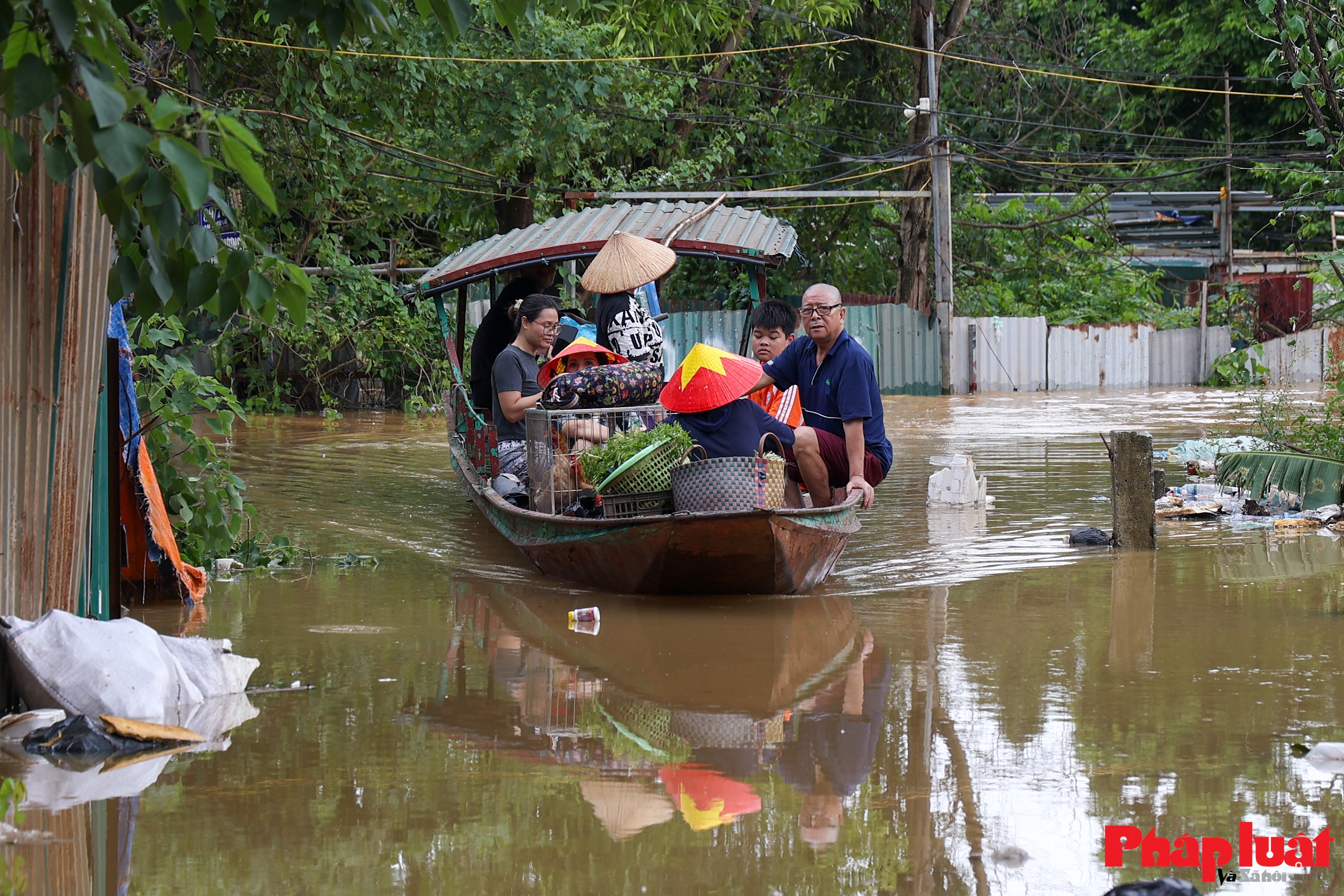 Mưa lớn ngập sâu, nhiều khu vực bãi giữa sông Hồng Hà Nội bị cô lập