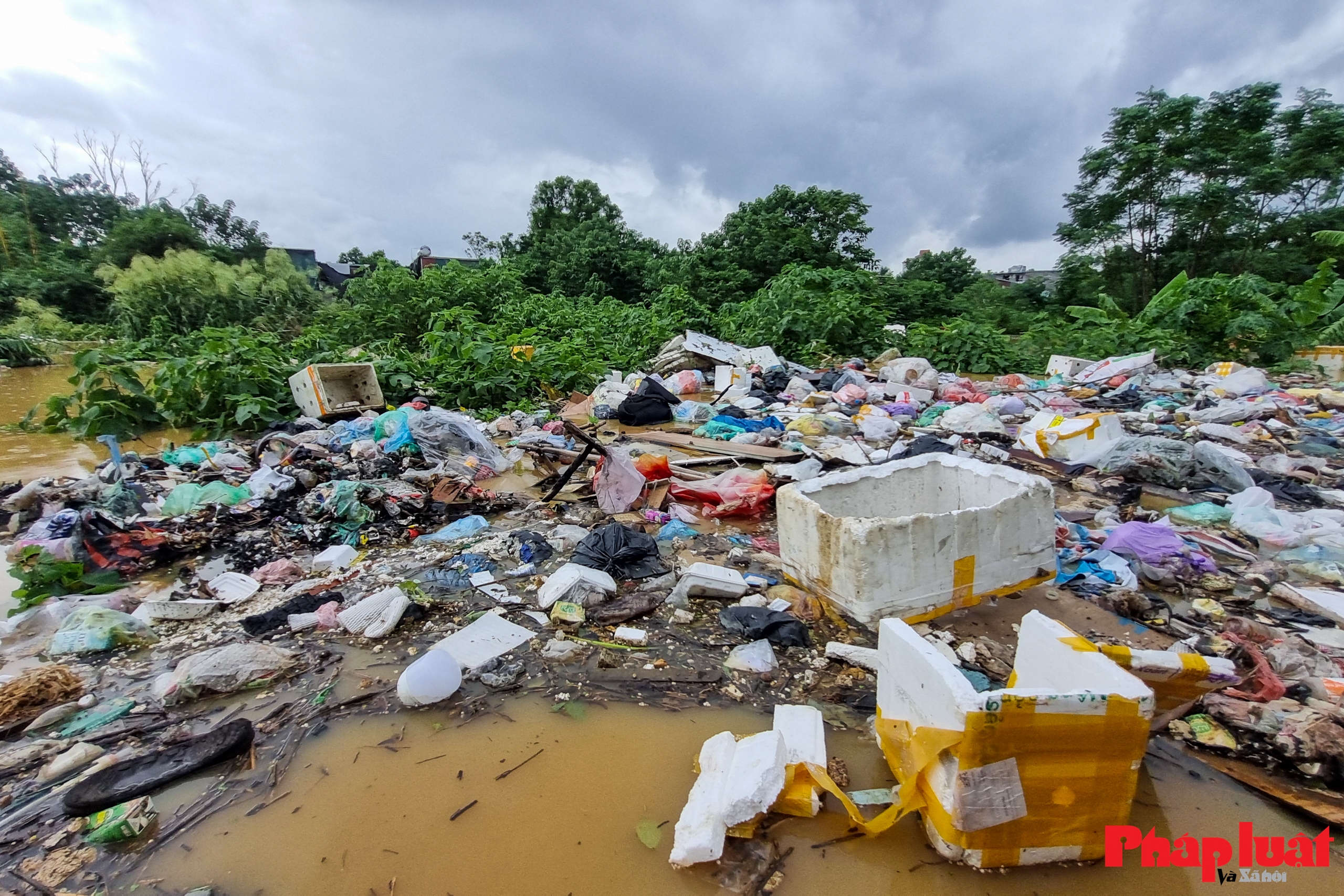 Mưa lớn ngập sâu, nhiều khu vực bãi giữa sông Hồng Hà Nội bị cô lập