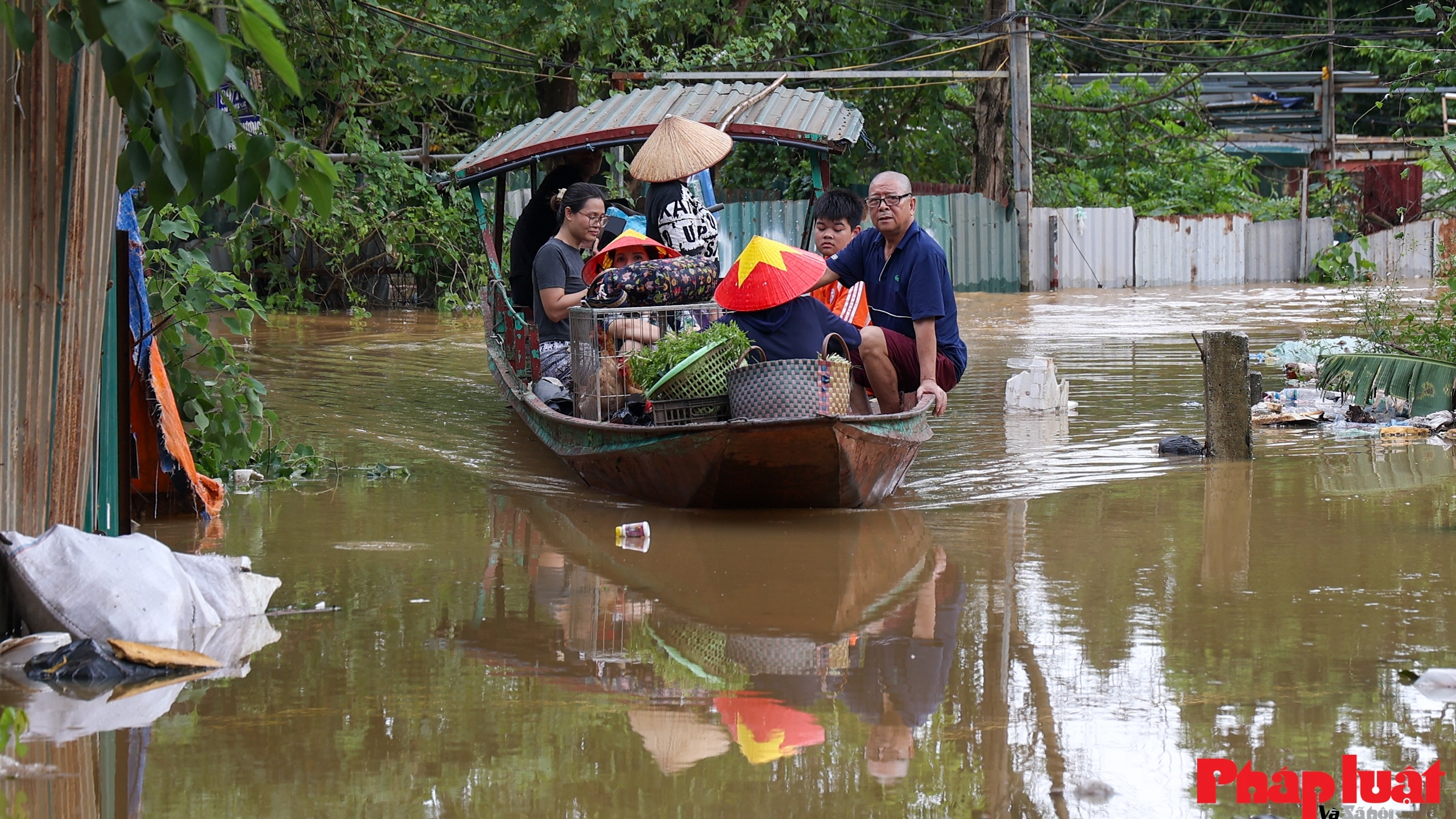 Mưa lớn ngập sâu, nhiều khu vực bãi giữa sông Hồng Hà Nội bị cô lập