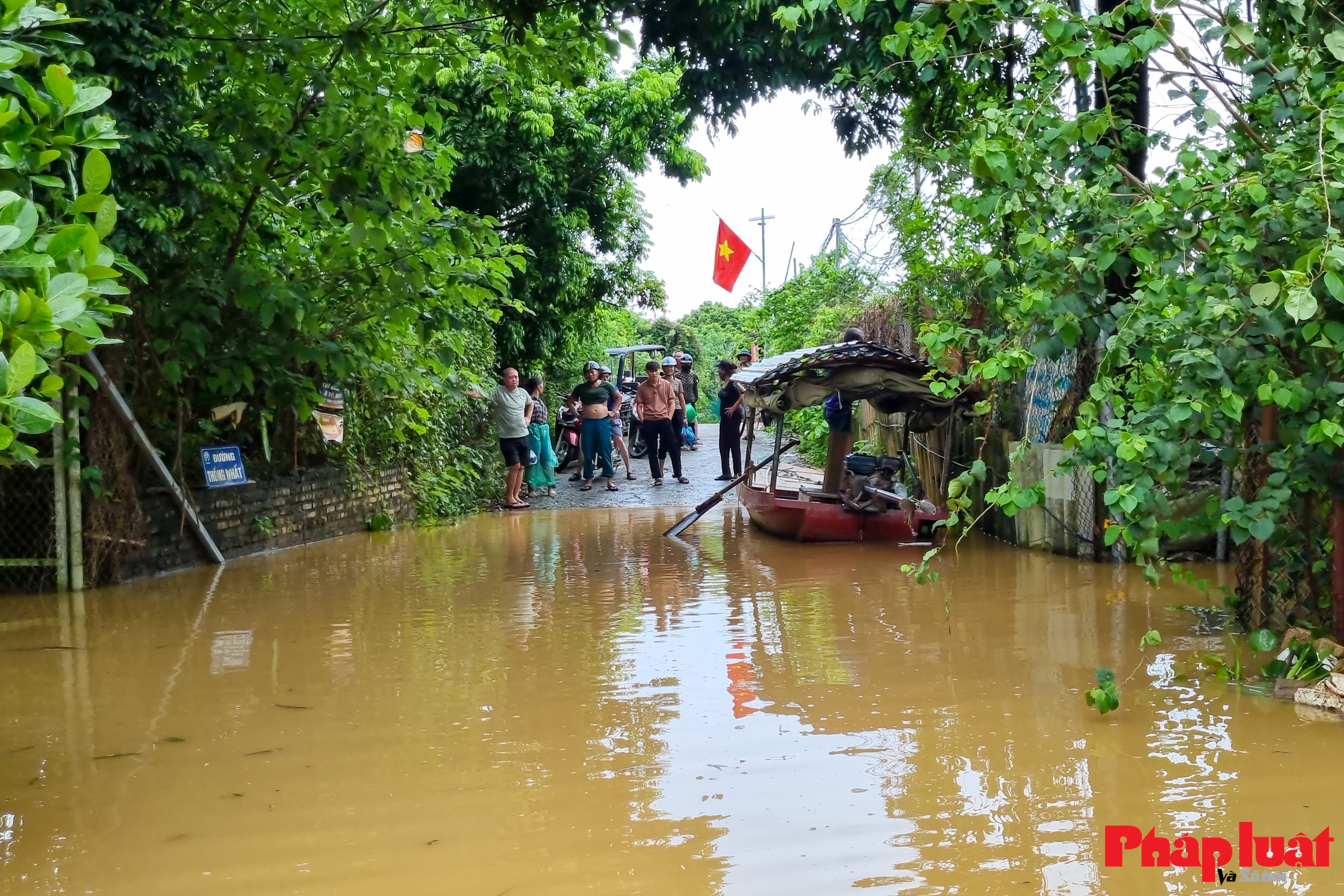 Mưa lớn ngập sâu, nhiều khu vực bãi giữa sông Hồng Hà Nội bị cô lập