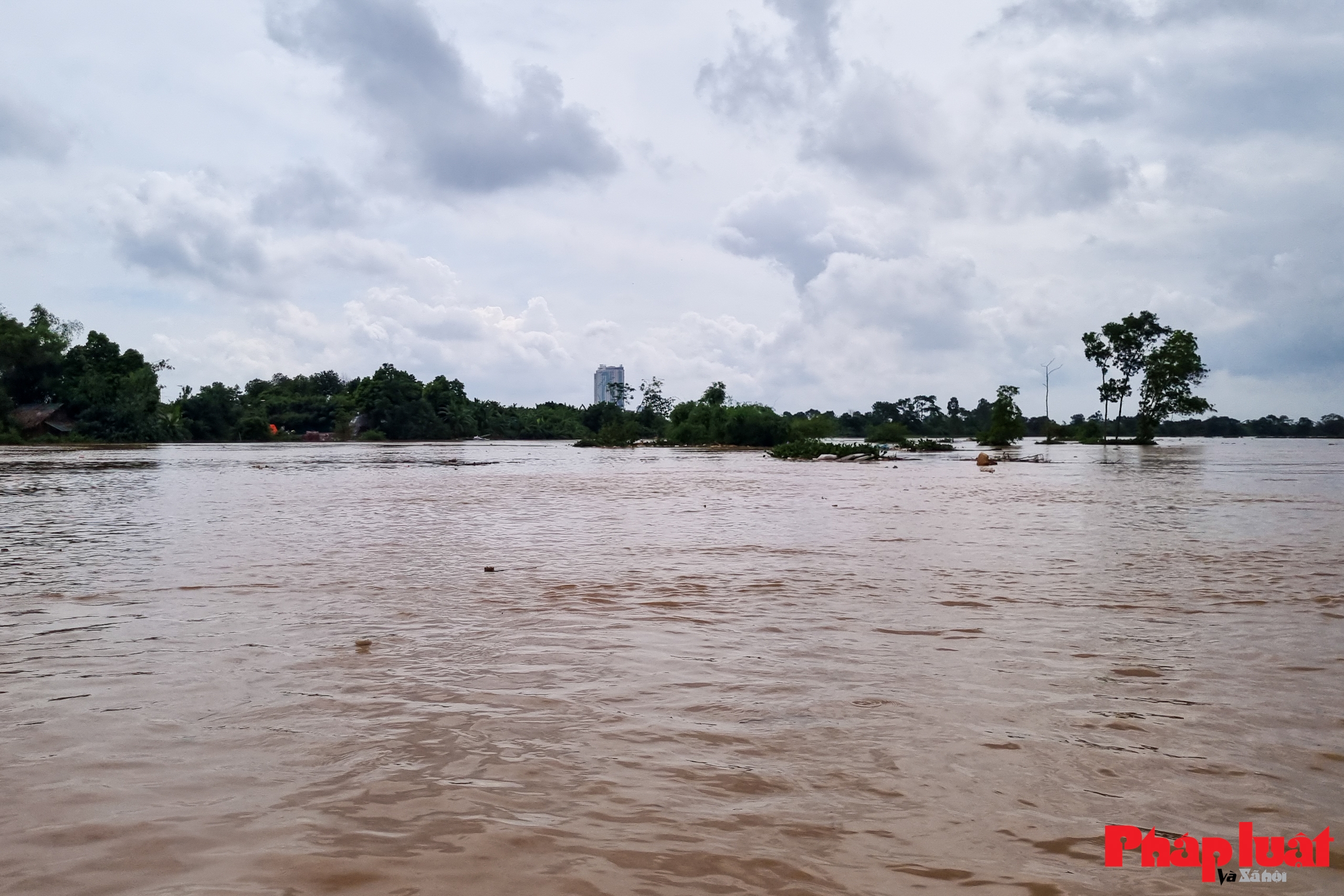 Mưa lớn ngập sâu, nhiều khu vực bãi giữa sông Hồng Hà Nội bị cô lập