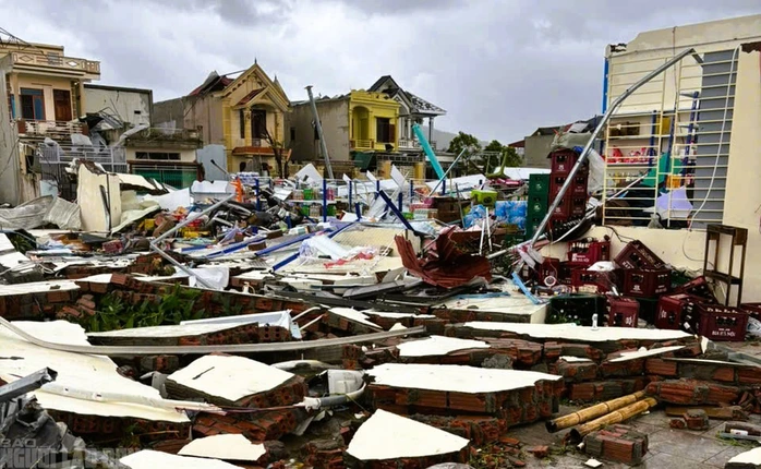 Lốc xoáy làm đổ sập nhiều ngôi nhà ở xã Hoằng Giang, tỉnh Thanh Hoá. Ảnh: Thanh Tuấn Lốc xoáy làm đổ sập nhiều ngôi nhà ở xã Hoằng Giang, tỉnh Thanh Hoá. Ảnh: Thanh Tuấn