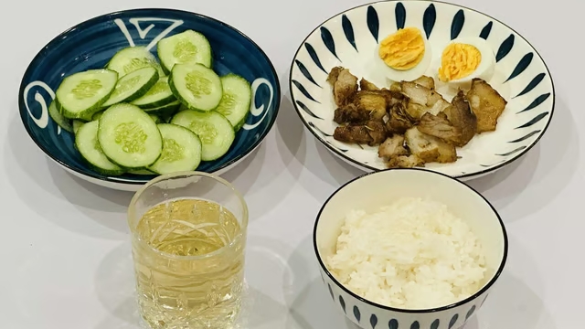 Vừa ăn cơm vừa uống trà: thói quen phổ biến nhưng tiềm ẩn rủi ro sức khỏe