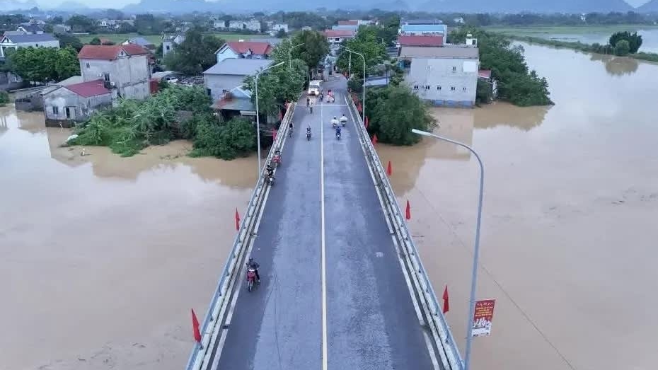 Hà Nội báo động lũ trên nhiều sông do hoàn lưu bão số 10 gây mưa lớn