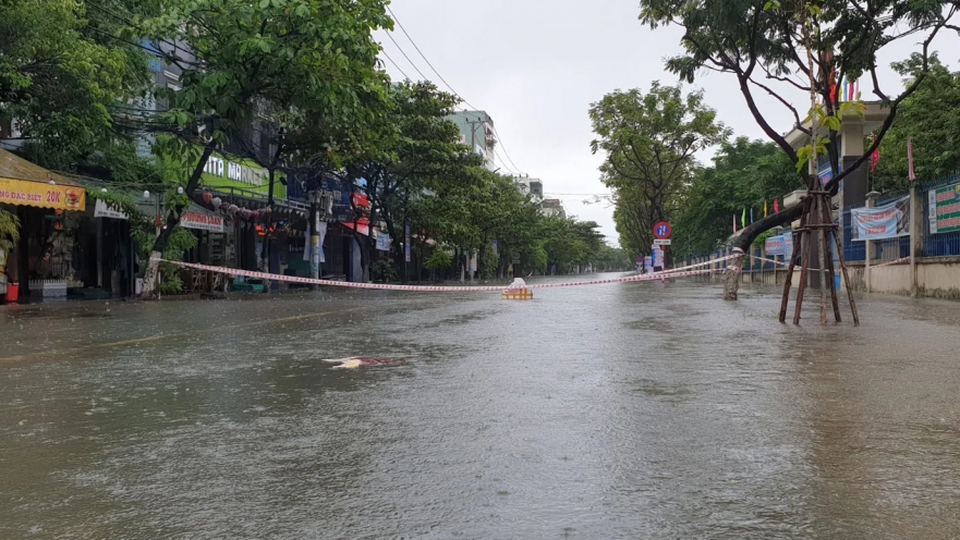 Gần 100 điểm ách tắc giao thông trên cả nước do ảnh hưởng của cơn bão số 10