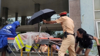 Những hành động kịp thời của Công an Thủ đô trong ngày mưa bão